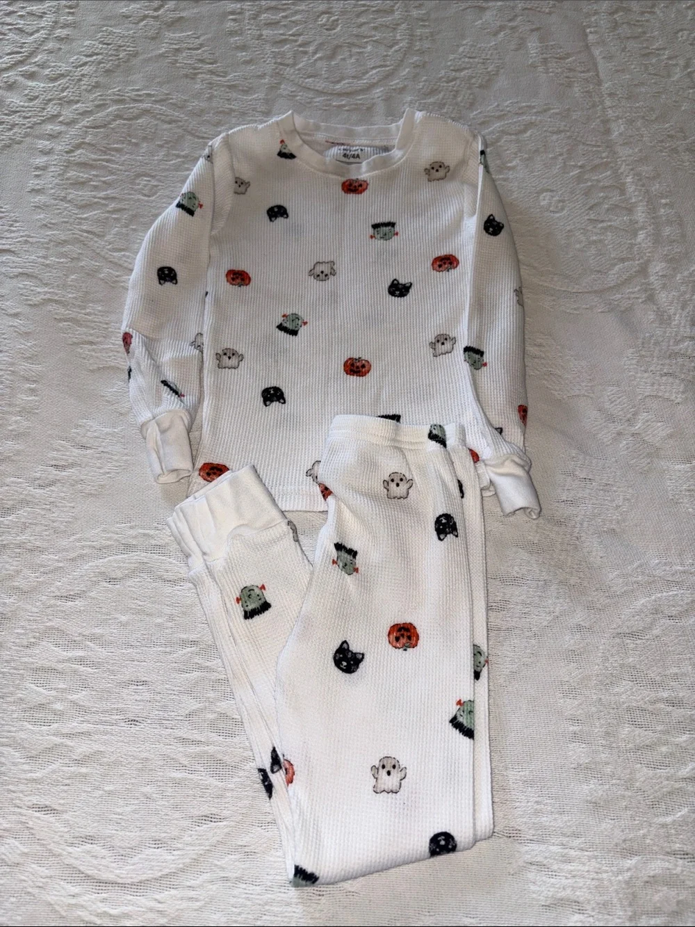 Carter’s Kids Unisex White Halloween Print Thermal Pajama Set EUC 4T